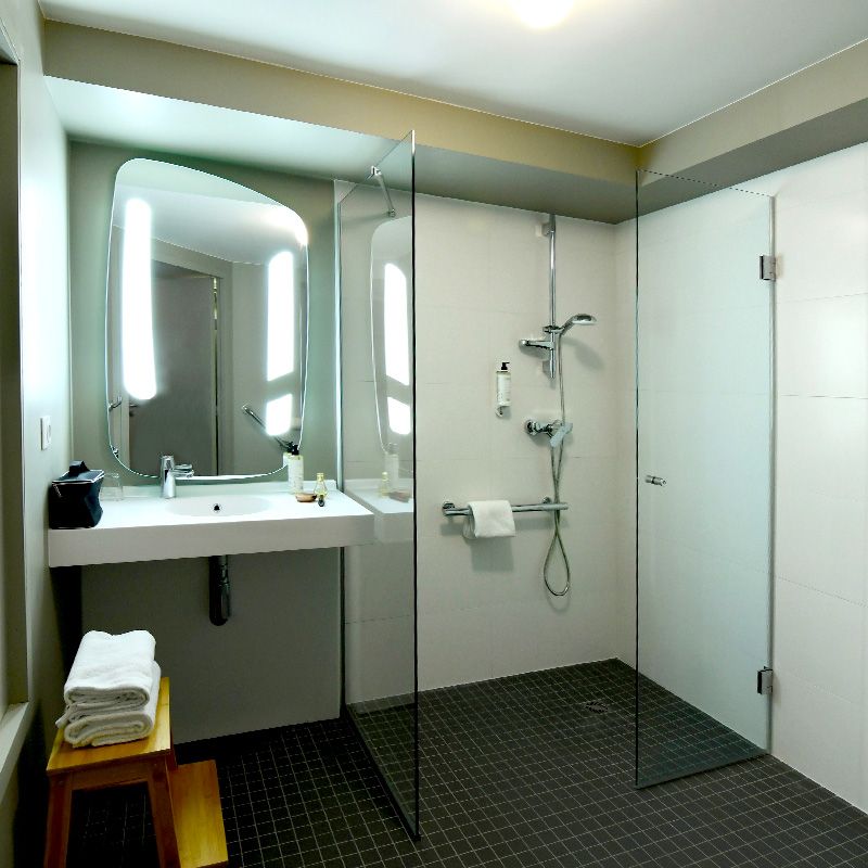 Chambre triple hôtel Ibis Brest, salle d'eau