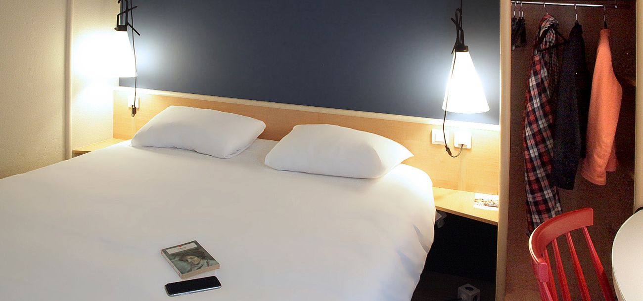 Chambre standard avec 1 lit double et 1 lit simple, hôtel Ibis Kergaradec